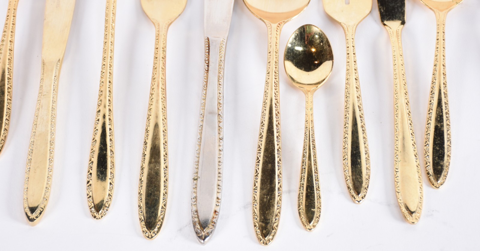 Faqueiro de metal dourado Korea composto de: 12 colheres, 12 garfos... - foto 4 de 7