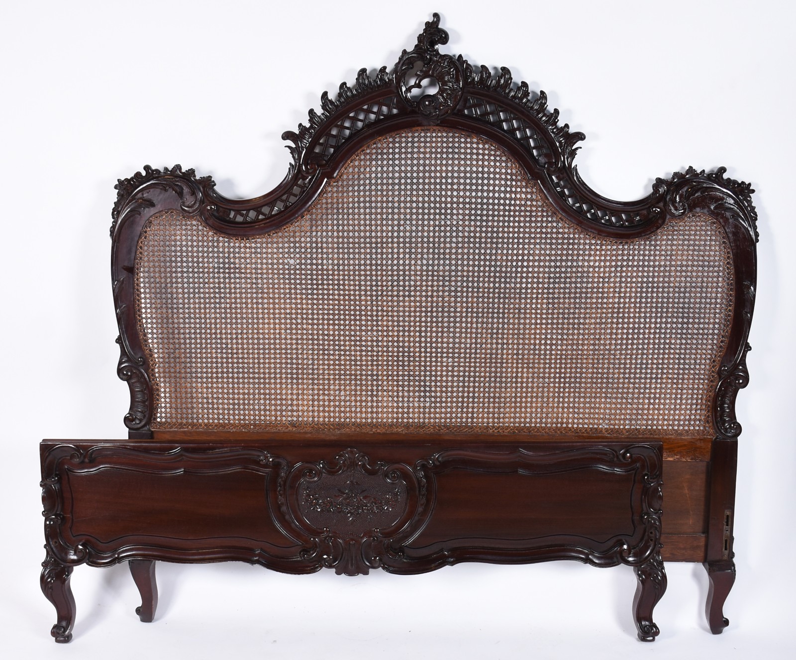 Cama de casal de madeira nobre, ricamente entalhada, cabeceira com... - foto 1 de 5