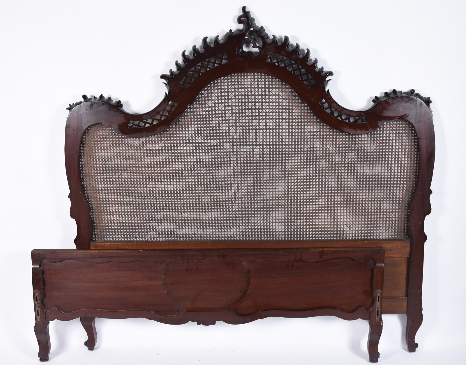 Cama de casal de madeira nobre, ricamente entalhada, cabeceira com... - foto 2 de 5