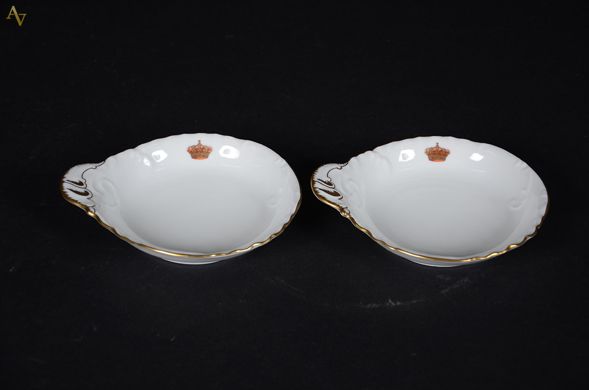 Dois covilhetes de porcelana branca com frisos dourados decorados com...