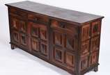 Buffet de jacarandá com 3 gavetas e 3 portas al... - Buffet de jacarandá com 3 gavetas e 3 portas almofadadas, prateleiras internas.