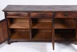 Buffet de jacarandá com 3 gavetas e 3 portas al... - Buffet de jacarandá com 3 gavetas e 3 portas almofadadas, prateleiras internas.