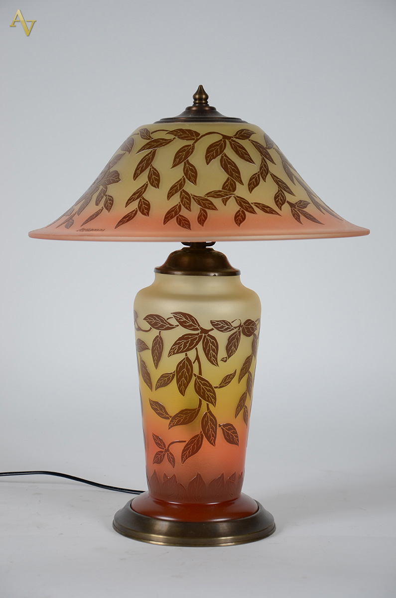 RAVAGNANI - Abajour em pasta de vidro com decoração floral, assinado... - foto 1 de 3