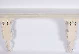 Console de parede de madeira nobre pintada de b... - Console de parede de madeira nobre pintada de branco, apoio em peanhas entalhadas, acompanha espelho oval bisotado.