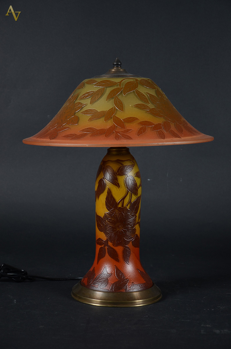 RAVAGNANI - Abajour em pasta de vidro com decoração floral, assinado...