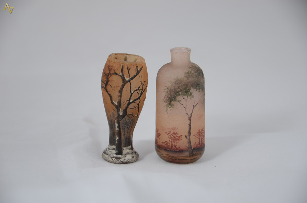 DAUM NANCY - Duas miniaturas de vasos em pasta de vidro com... - foto 1 de 2