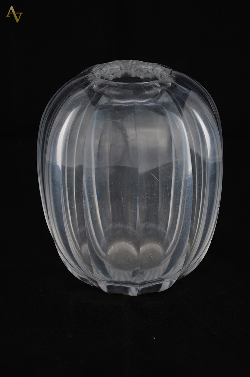 Vaso de cristal europeu facetado em gomos, alt. 15,5 cm.