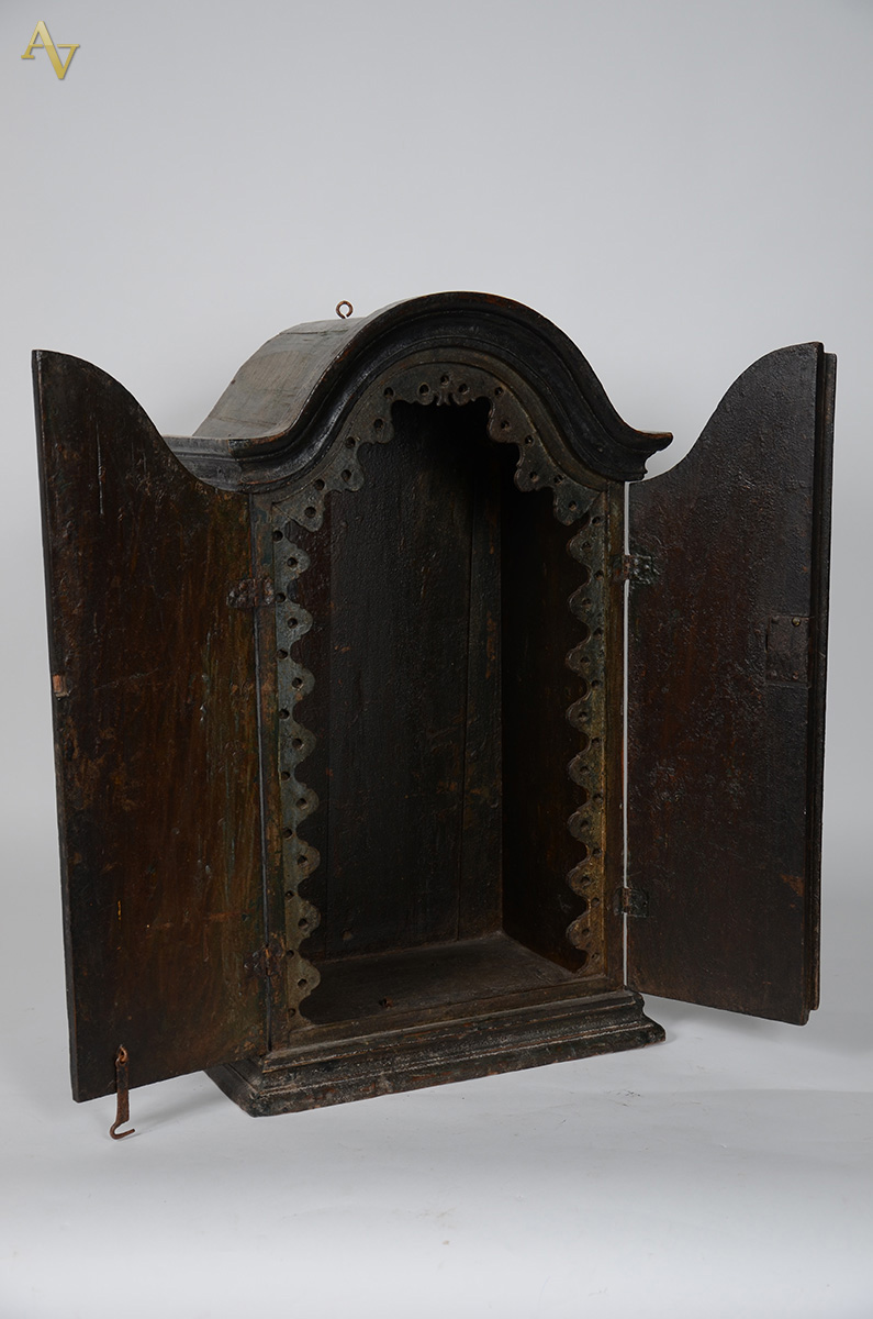 Oratório de madeira nobre com 2 portas, parte interna frontal com... - foto 2 de 2