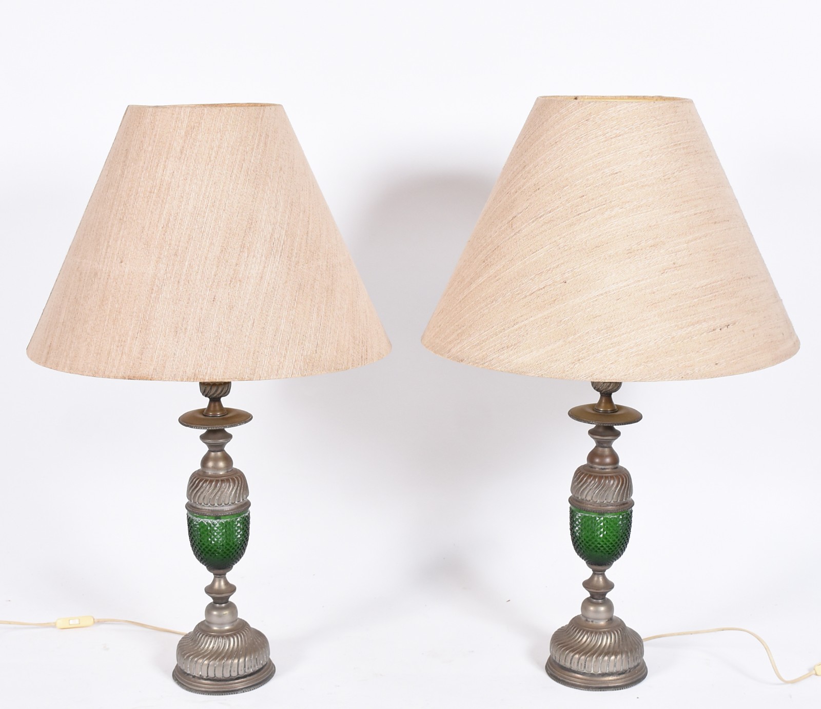 Par de abatjoures com bases de metal e detalhes em vidro verde... - foto 1 de 5