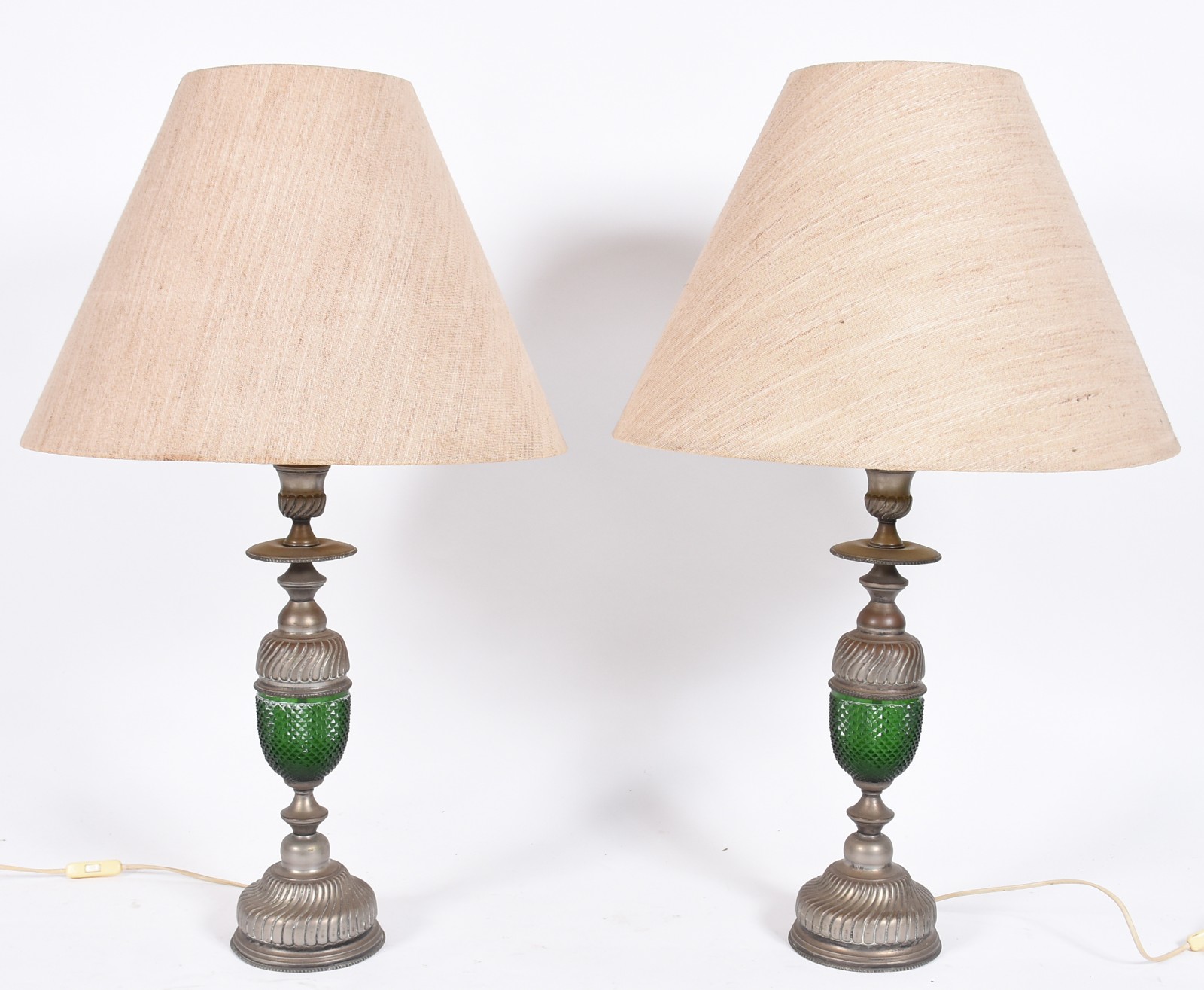Par de abatjoures com bases de metal e detalhes em vidro verde... - foto 2 de 5
