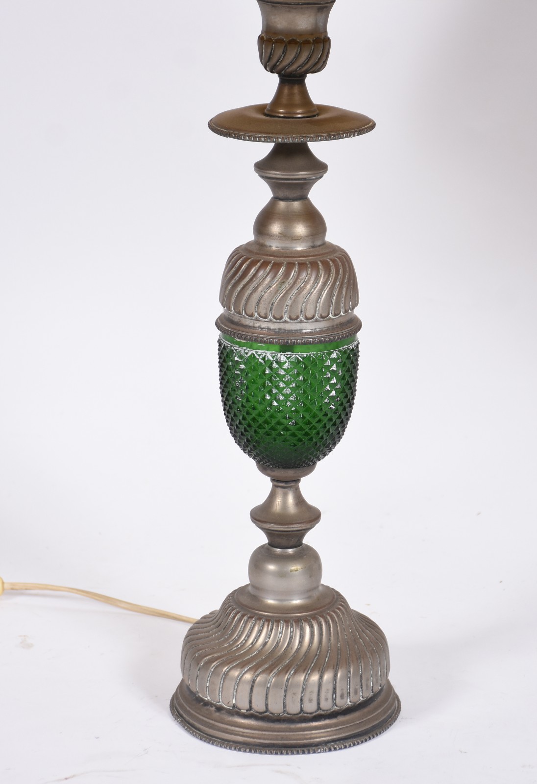 Par de abatjoures com bases de metal e detalhes em vidro verde... - foto 3 de 5