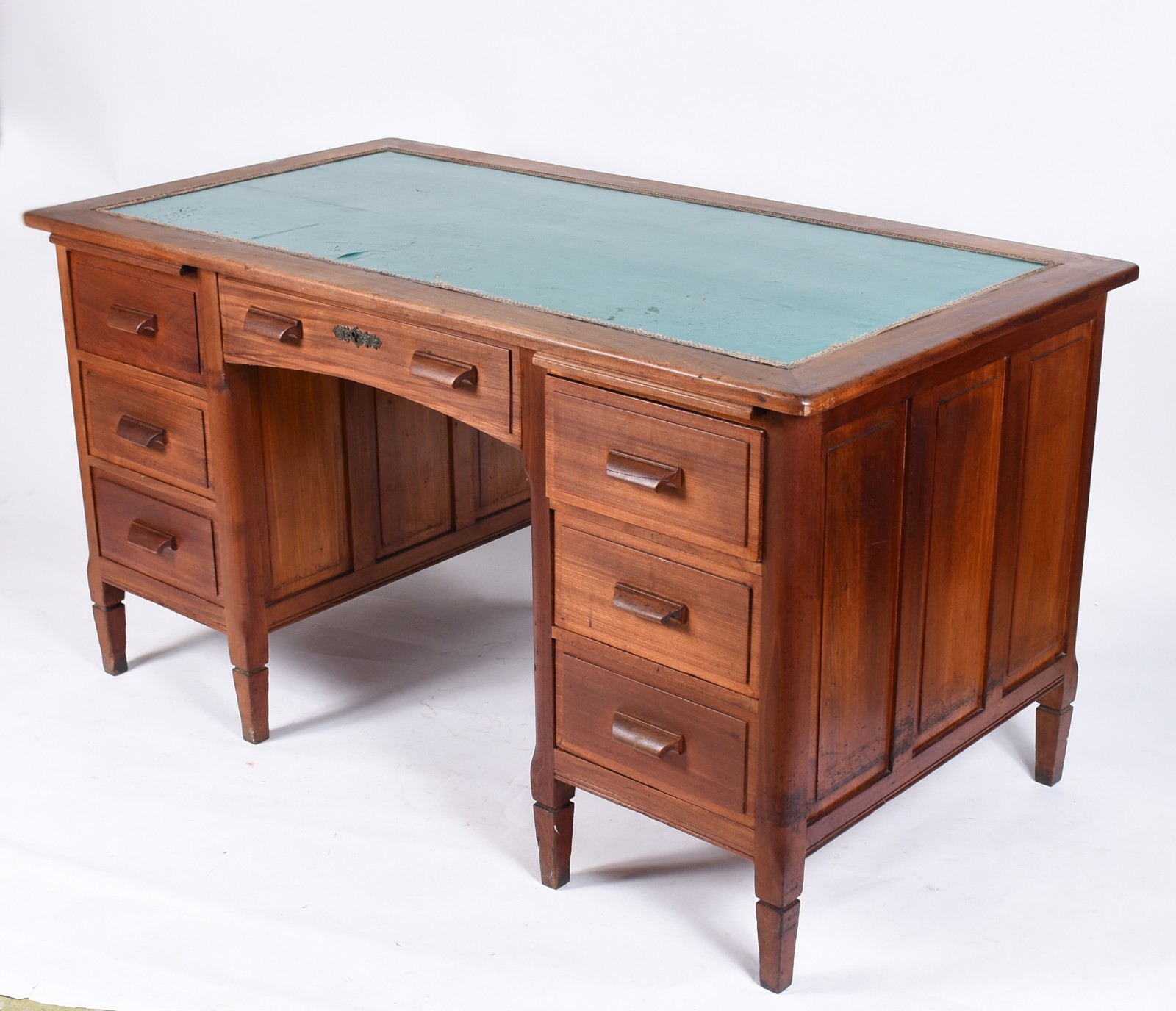 Mesa de escritório de madeira nobre, tampo retangular e tres fileiras... - foto 1 de 10