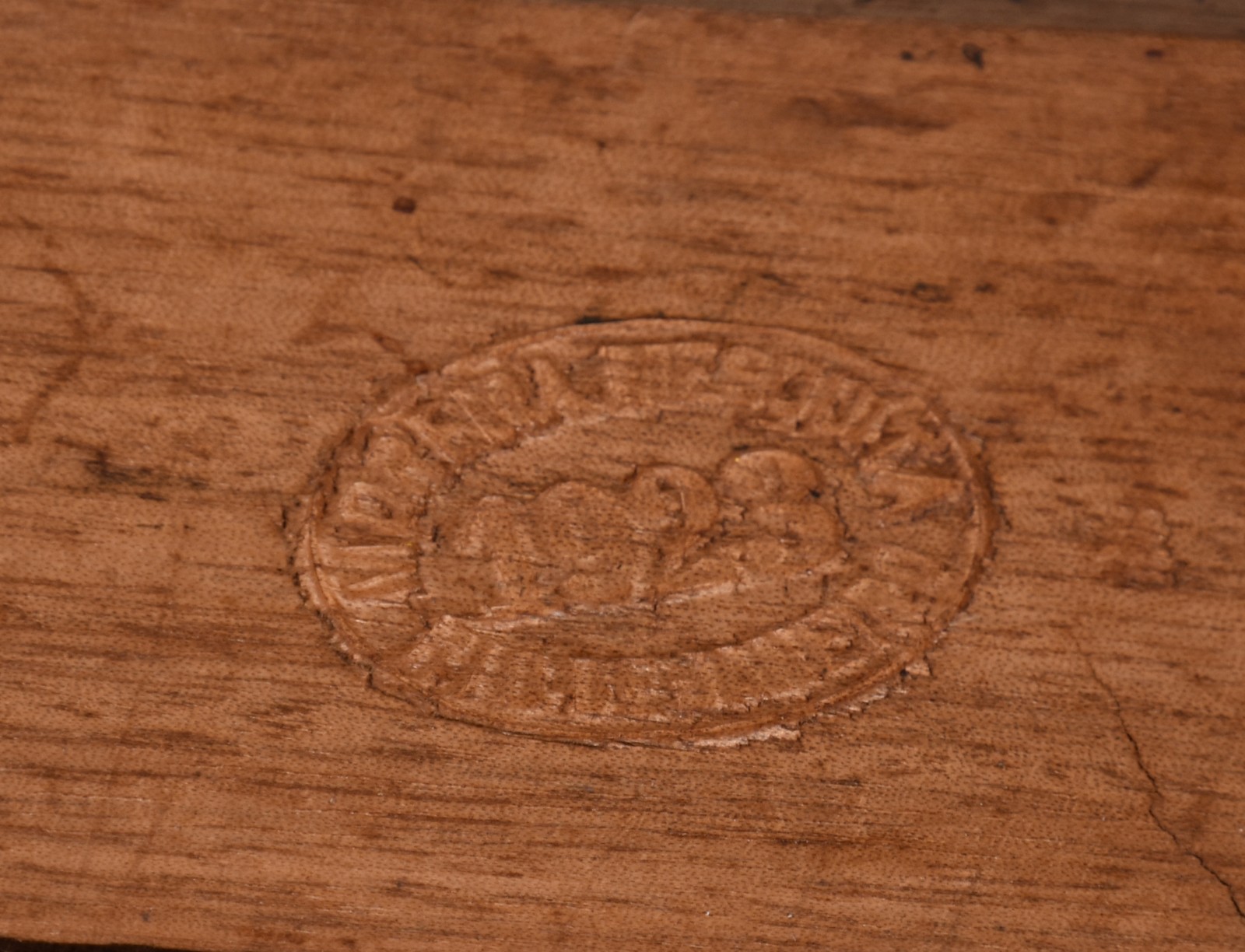 Mesa de escritório de madeira nobre, tampo retangular e tres fileiras... - foto 6 de 10