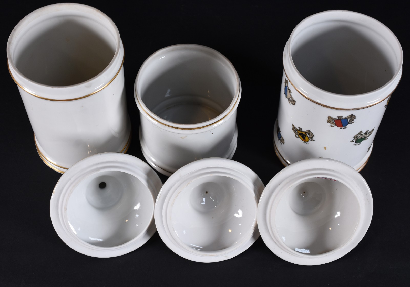 Três potes de porcelana Saler na cor branca decorados com motivos... - foto 3 de 5