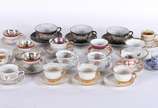 Conjunto com 19 xícaras para chá e café com seu... - Conjunto com 19 xícaras para chá e café com seus respectivos pires, em porcelana de diversos modelos e procedências.