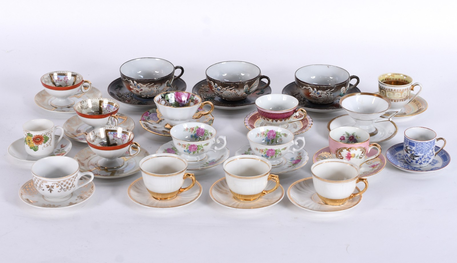Conjunto com 19 xícaras para chá e café com seus respectivos pires... - foto 1 de 6