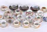 Conjunto com 19 xícaras para chá e café com seu... - Conjunto com 19 xícaras para chá e café com seus respectivos pires, em porcelana de diversos modelos e procedências.