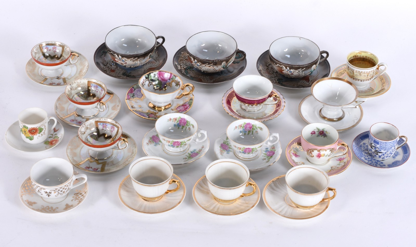 Conjunto com 19 xícaras para chá e café com seus respectivos pires... - foto 2 de 6
