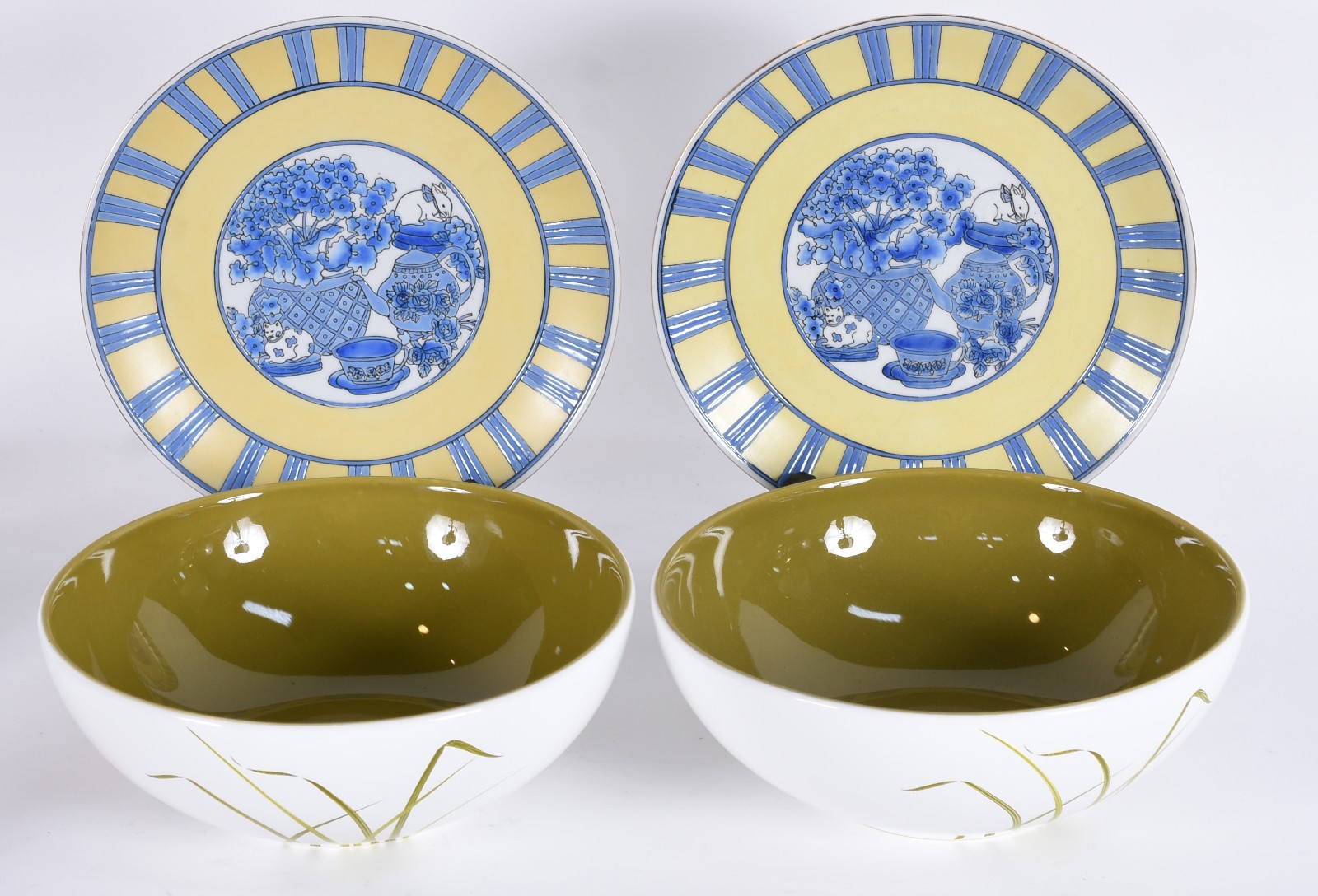 Quatro peças diversas, sendo: par de pratos de porcelana chinesa... - foto 1 de 4