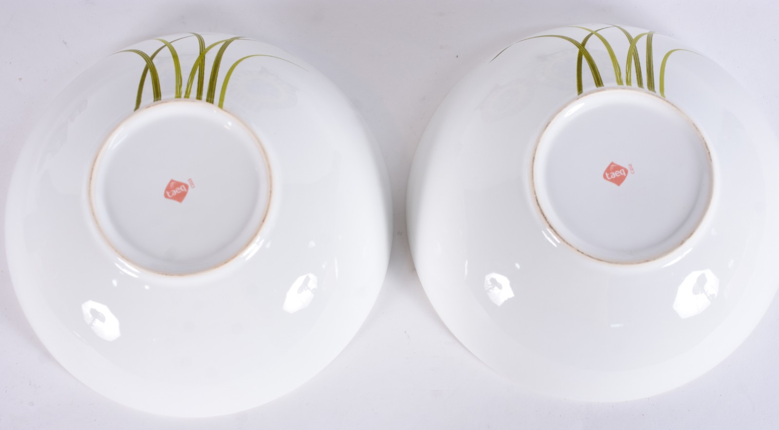 Quatro peças diversas, sendo: par de pratos de porcelana chinesa... - foto 2 de 4