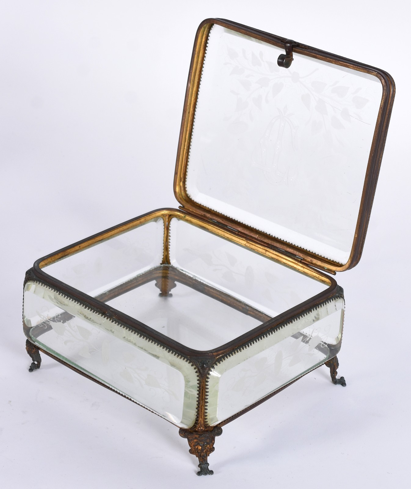 Caixa de cristal bisotado e metal dourado, tampo com monograma. - foto 3 de 5