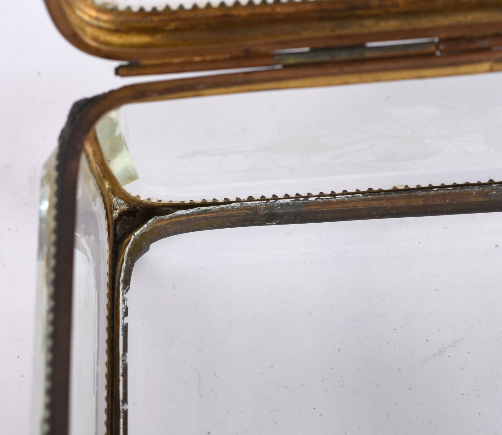 Caixa de cristal bisotado e metal dourado, tampo com monograma. - foto 5 de 5
