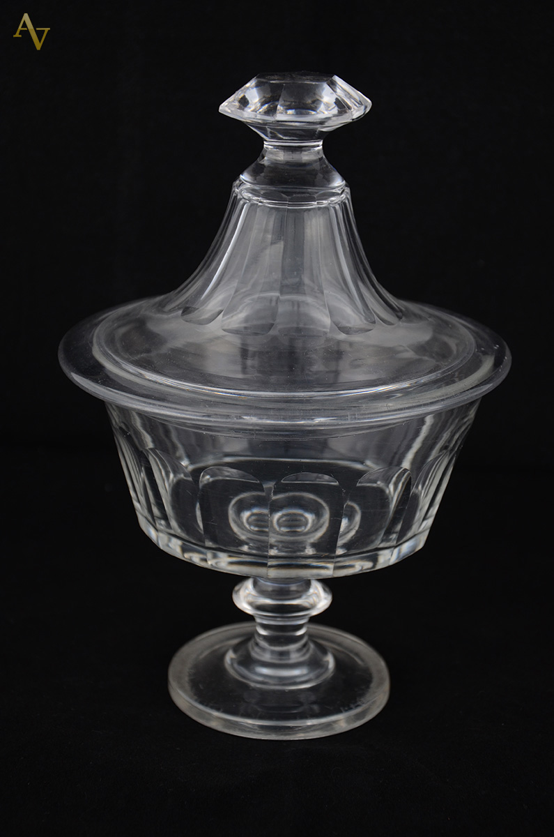 Compoteira em cristal europeu facetado. Altura: 22 cm