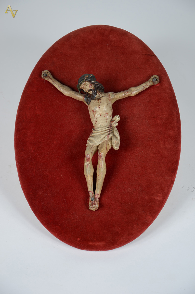 Cristo em madeira ricamente entalhada e policromada apoiada em placa... - foto 1 de 2