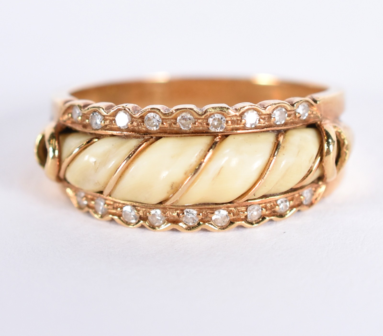 Anel de ouro 18k com pequenos brilhantes, aro 18 (Por motivos de... - foto 1 de 4