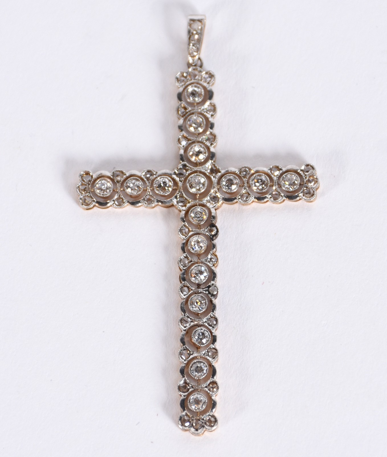 Crucifixo em ouro 18 k e platina com 17 brilhantes (Por motivos de... - foto 1 de 2