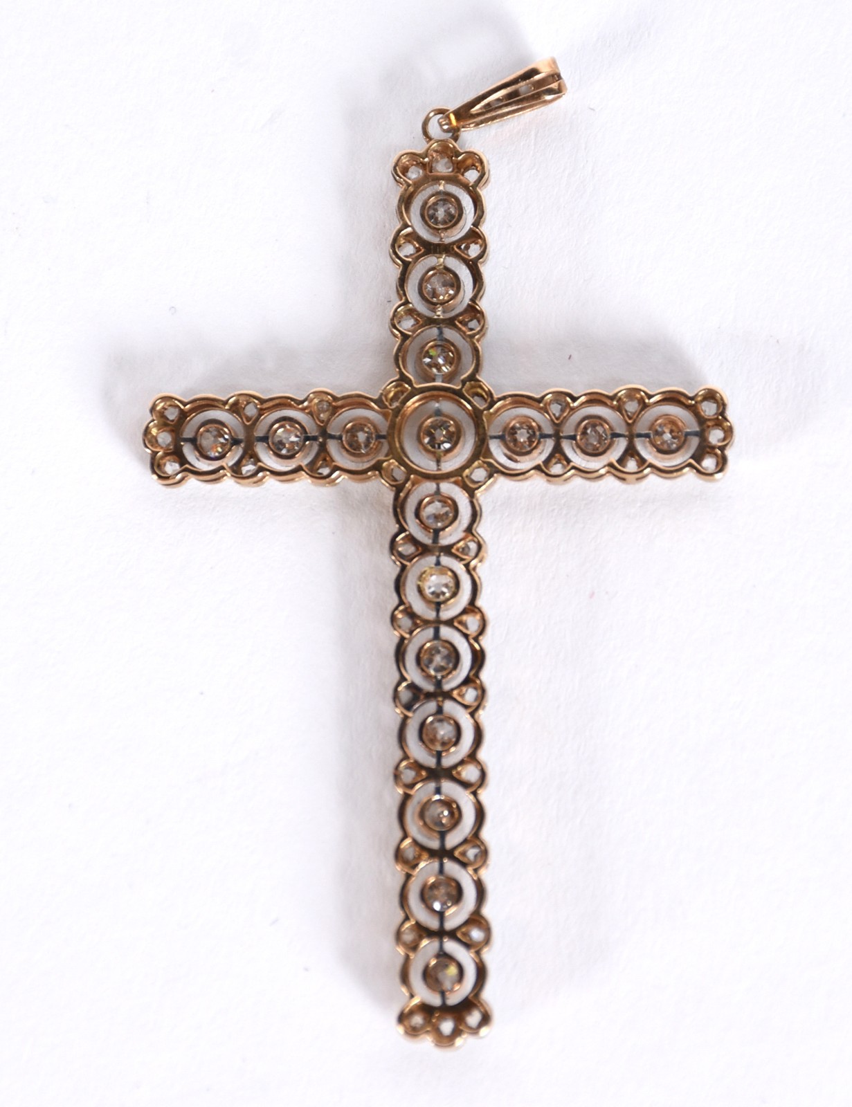 Crucifixo em ouro 18 k e platina com 17 brilhantes (Por motivos de... - foto 2 de 2