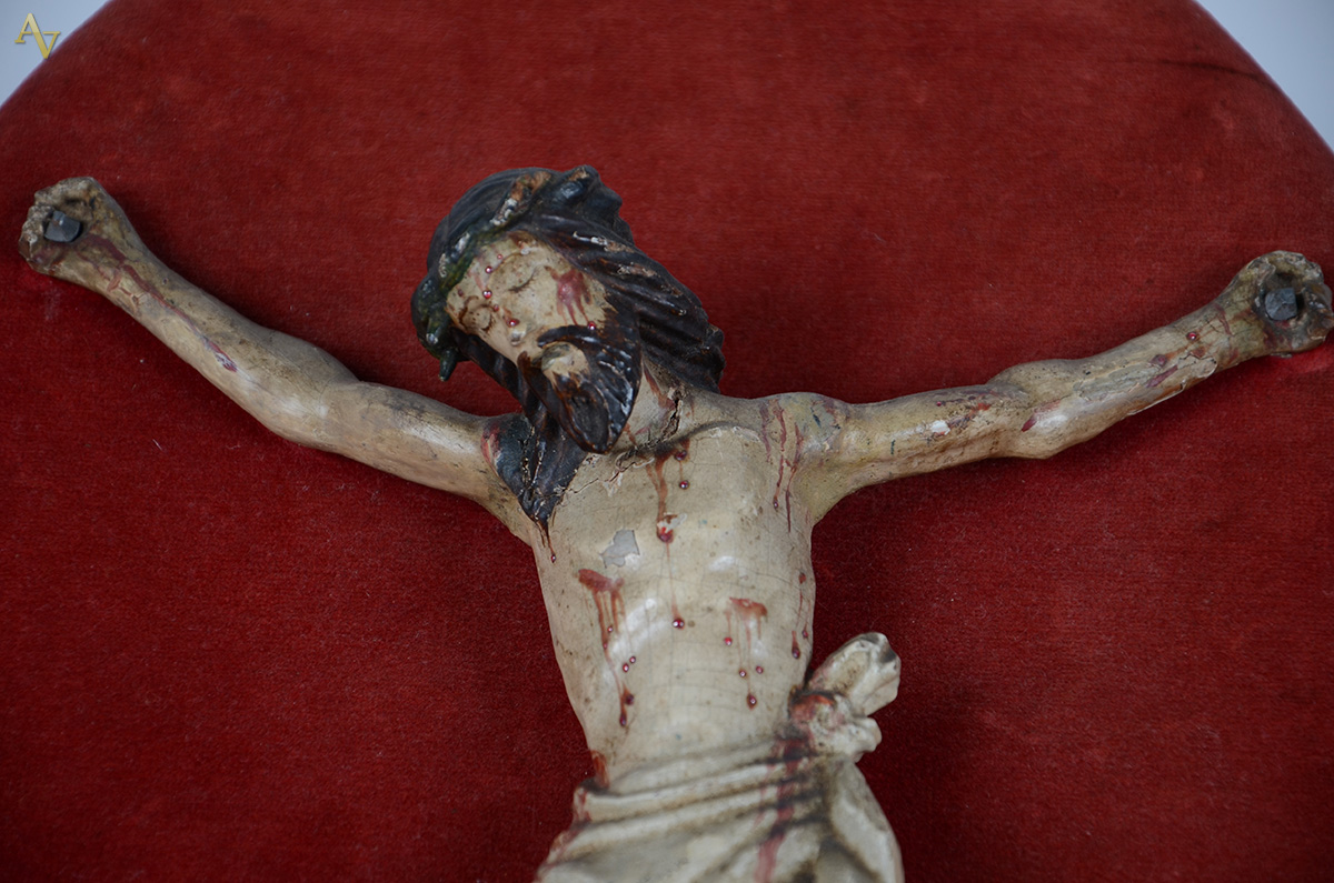 Cristo em madeira ricamente entalhada e policromada apoiada em placa... - foto 2 de 2