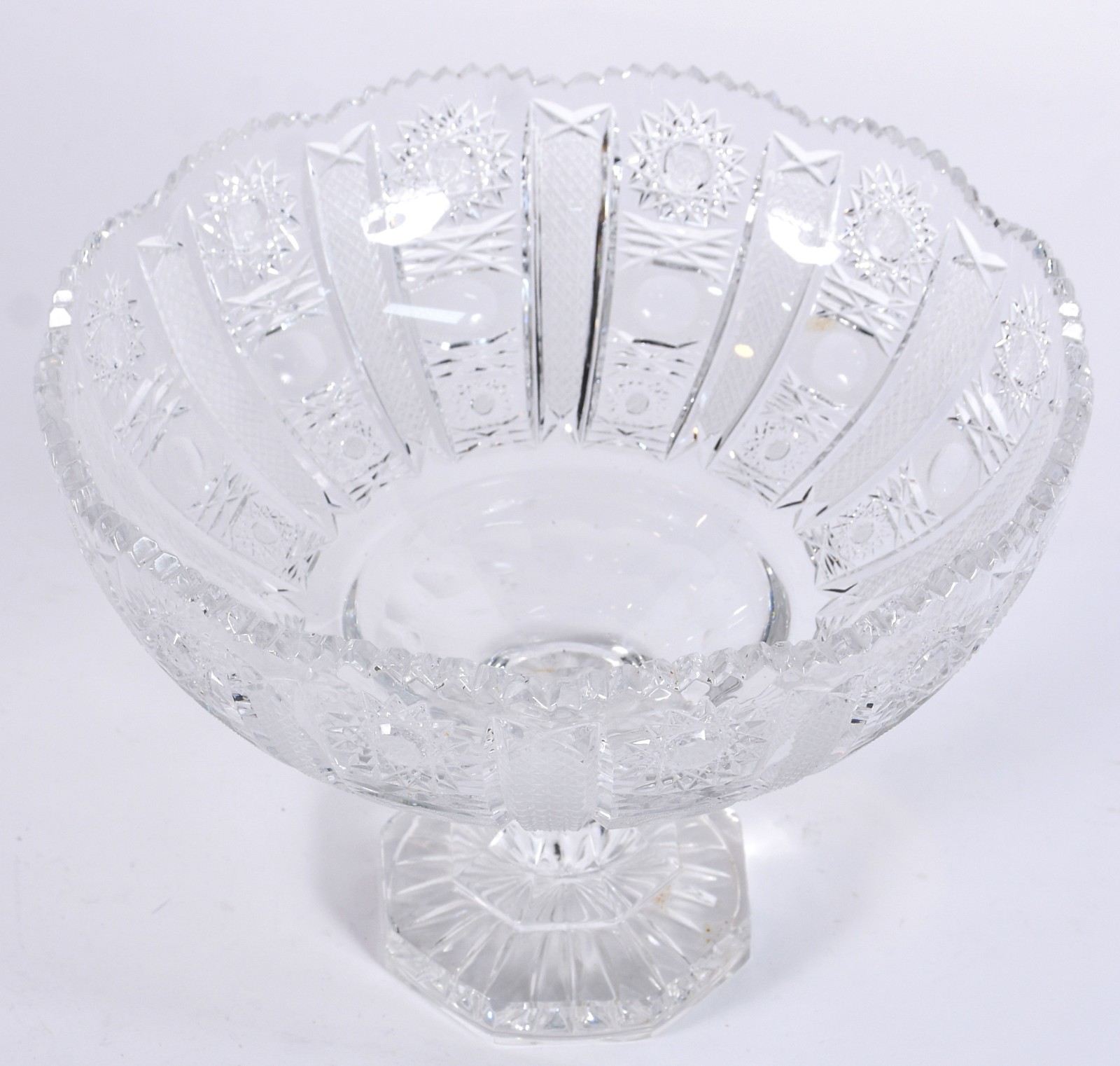 Bowl de cristal tcheco lapidado com pé alto. - foto 2 de 4