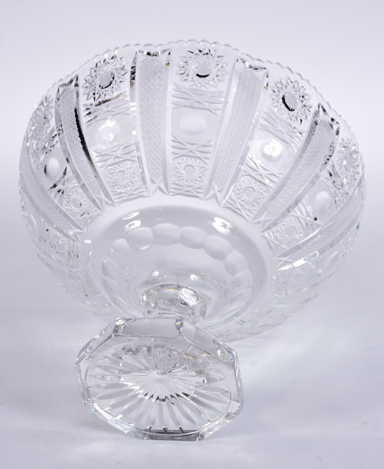 Bowl de cristal tcheco lapidado com pé alto. - foto 4 de 4
