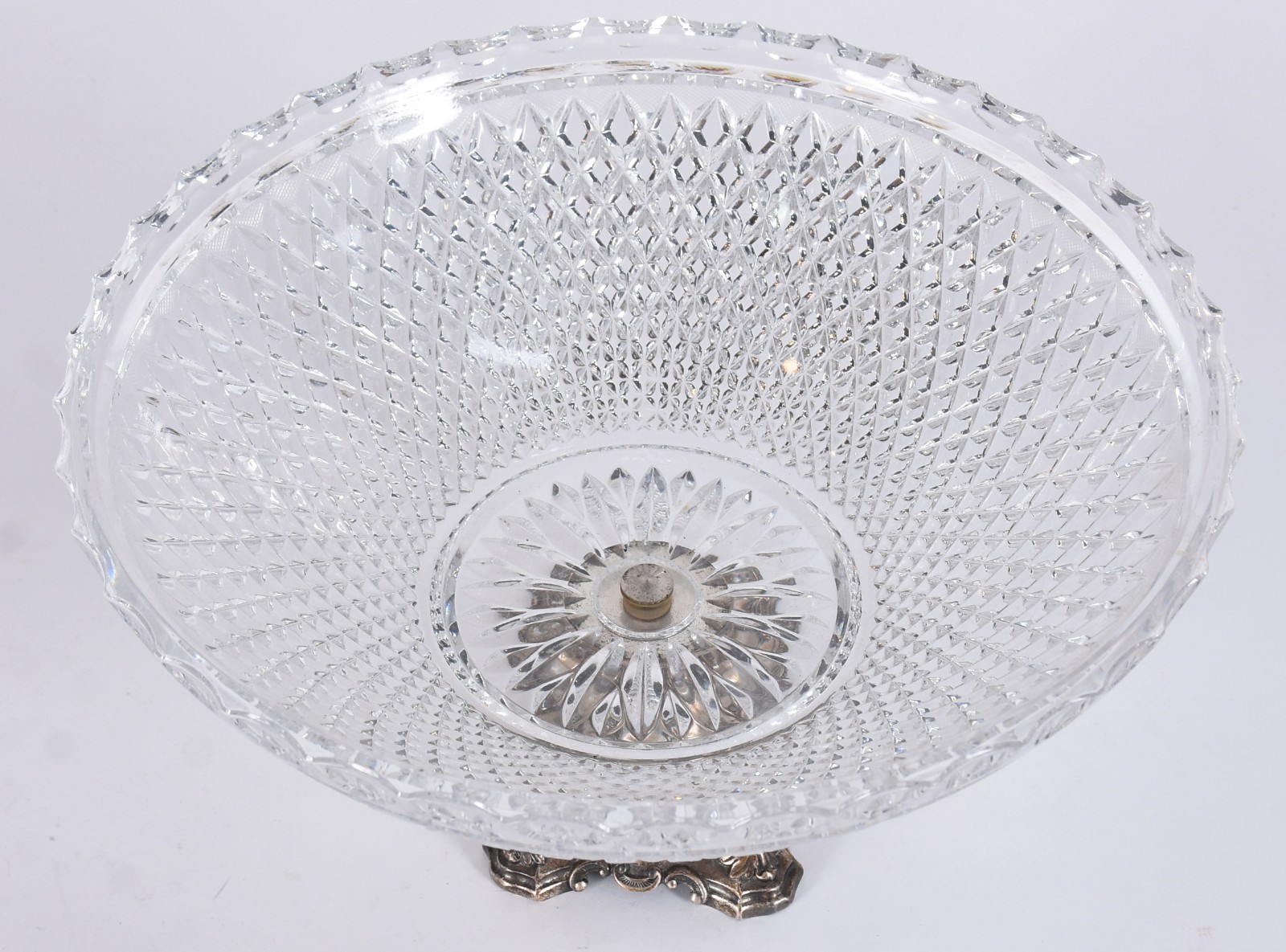 Fruteira de cristal tcheco lapidado, base de metal. - foto 2 de 3