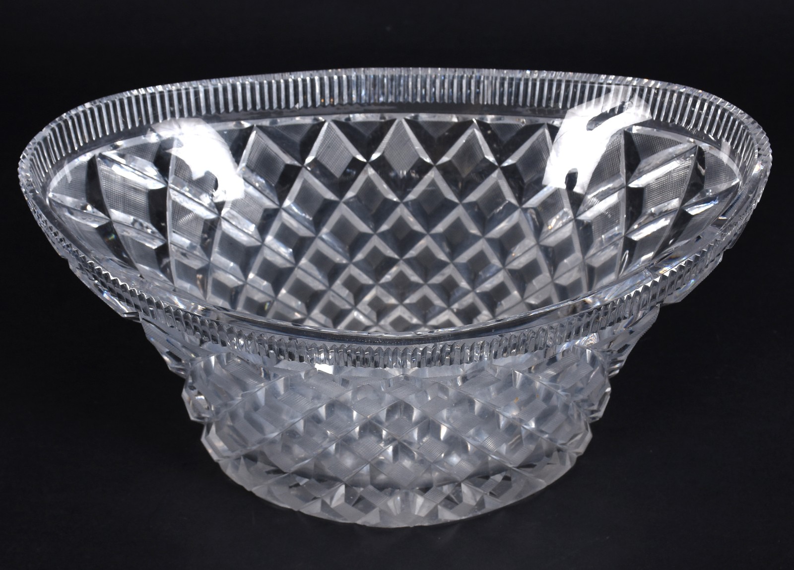 Bowl de cristal tcheco lapidado, feitio oval, bicado na borda. - foto 1 de 5