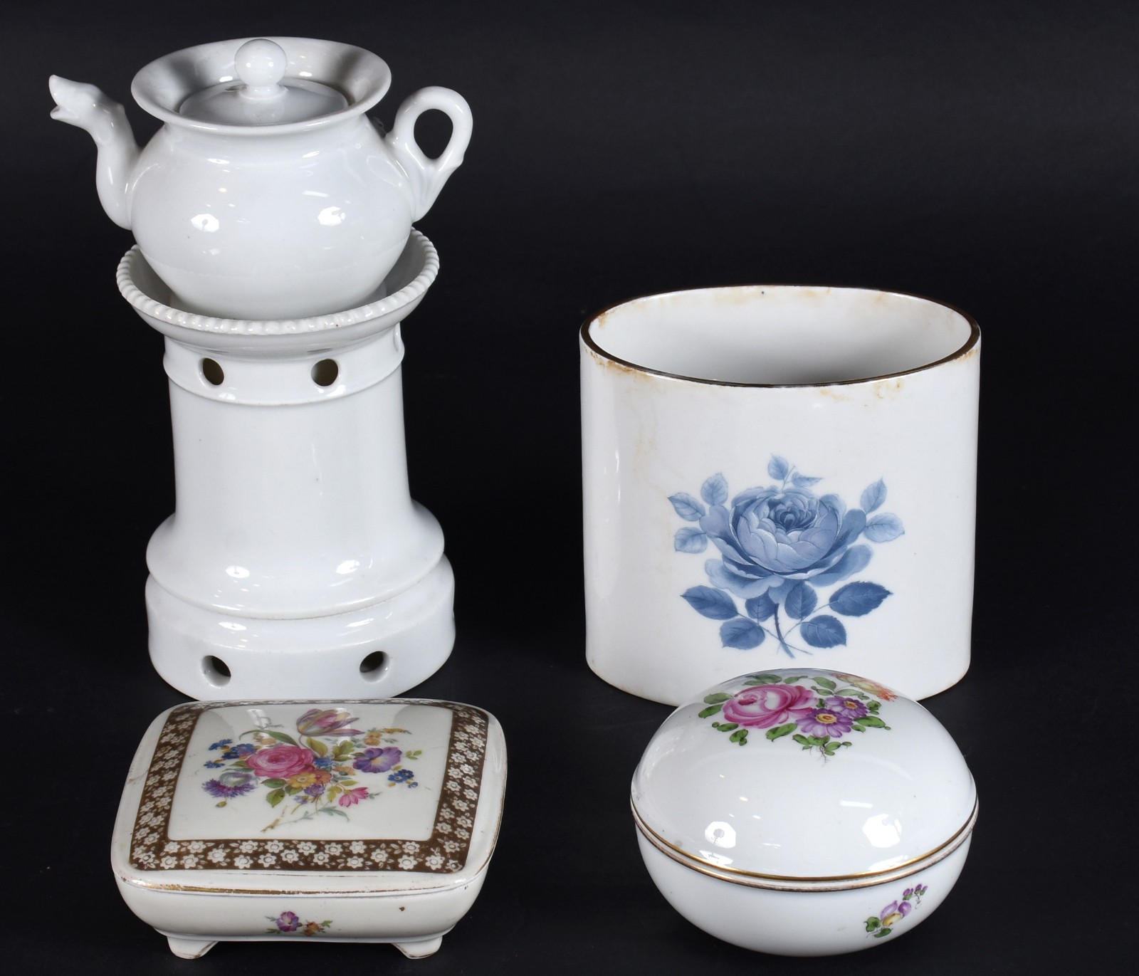 Quatro peças diversas, sendo: veilleuse de porcelana branca e 2... - foto 1 de 9