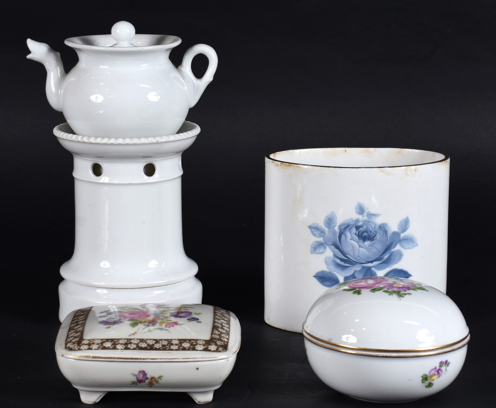 Quatro peças diversas, sendo: veilleuse de porcelana branca e 2... - foto 2 de 9