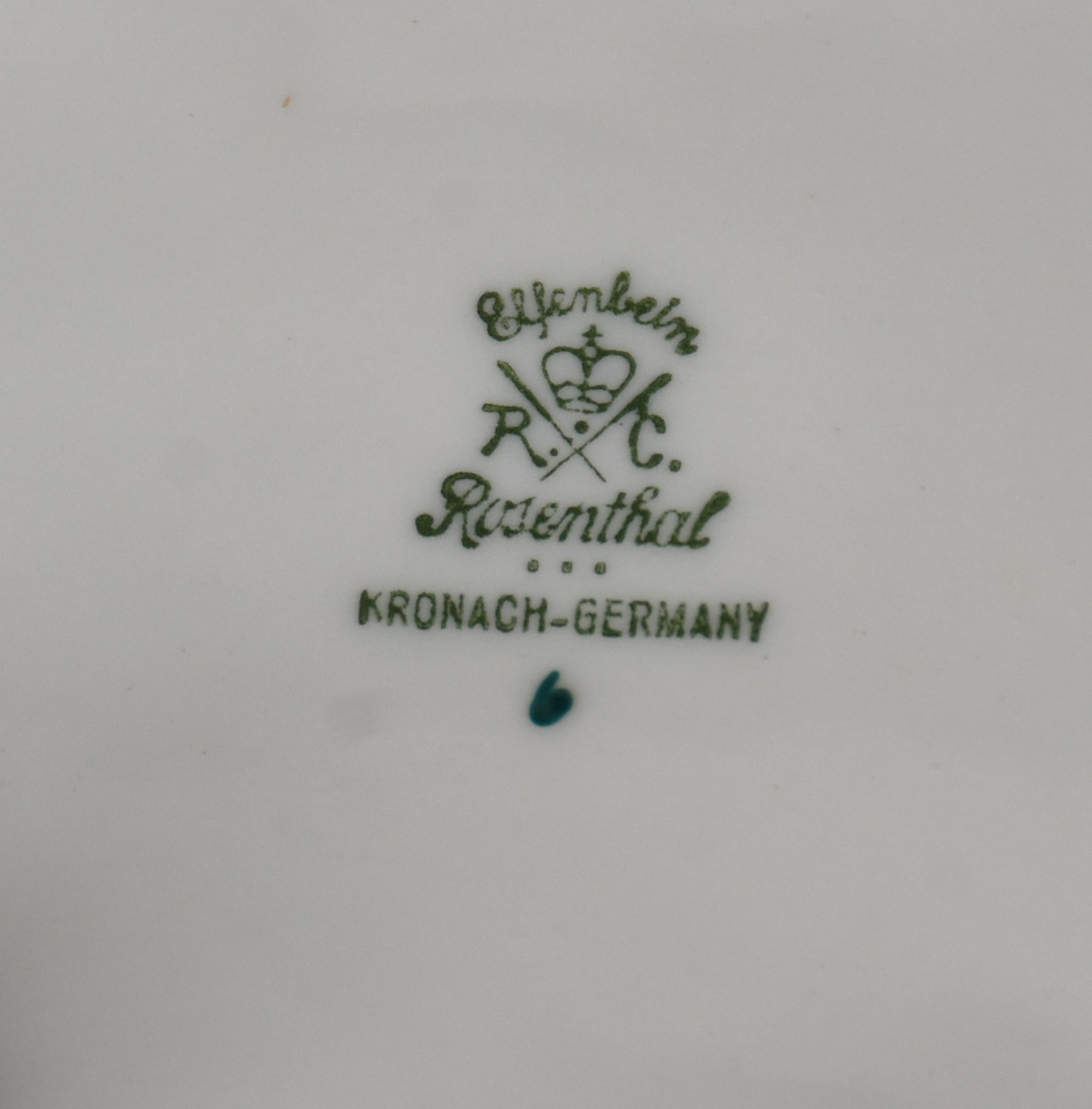 Quatro peças diversas, sendo: veilleuse de porcelana branca e 2... - foto 7 de 9