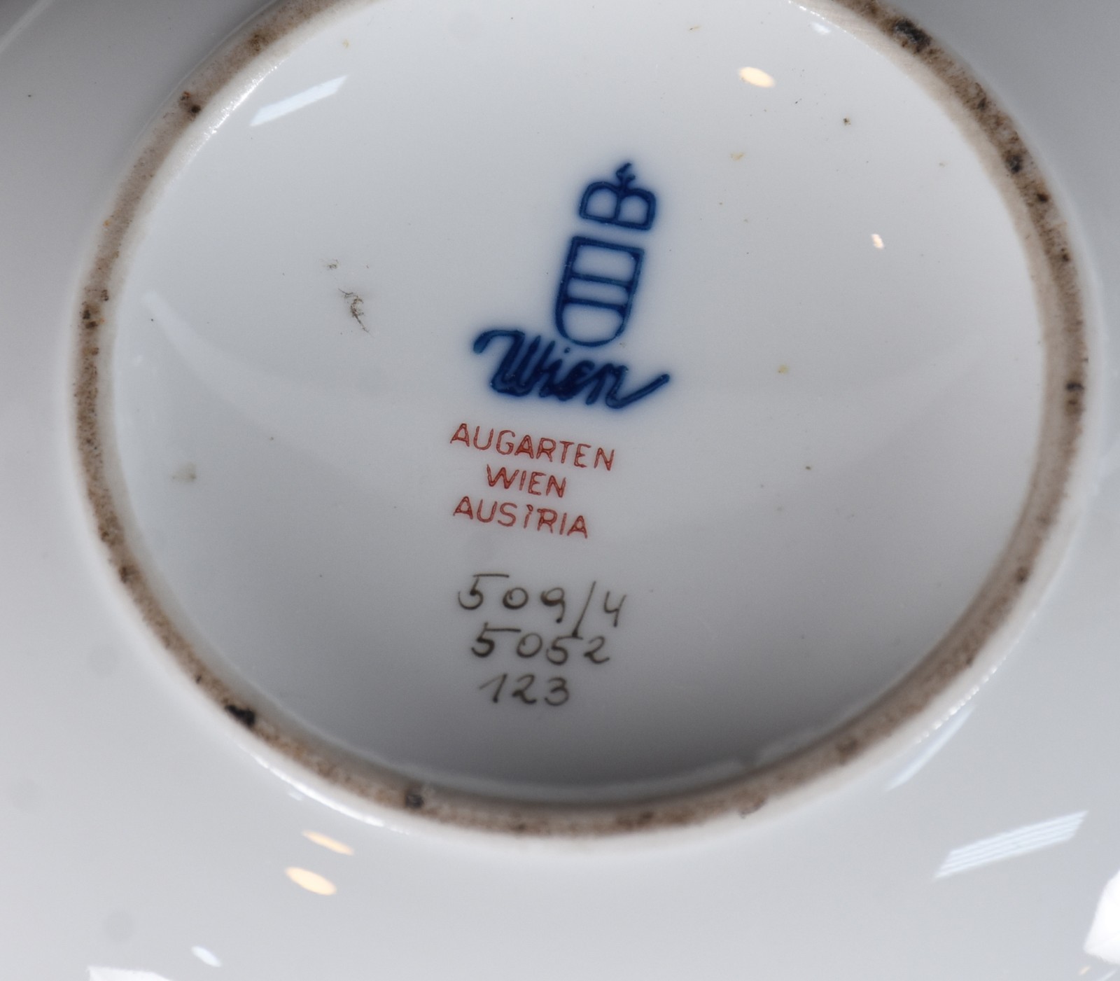 Quatro peças diversas, sendo: veilleuse de porcelana branca e 2... - foto 9 de 9