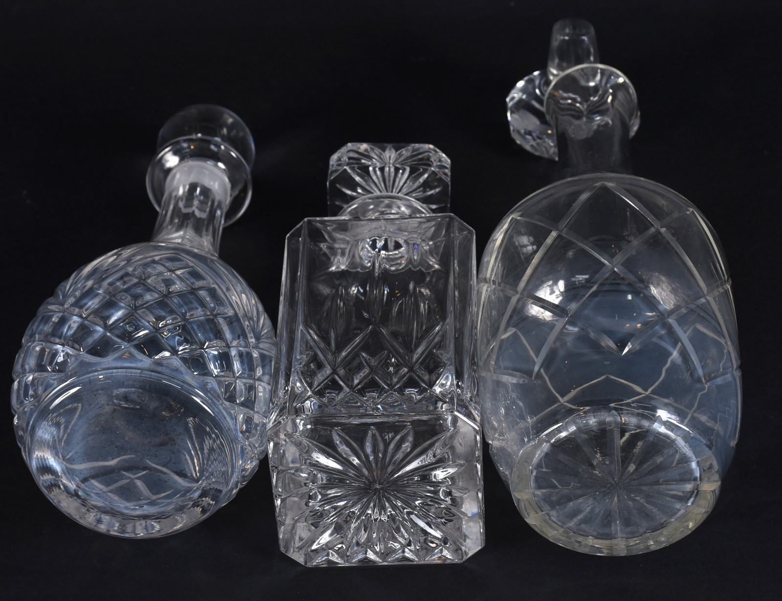Três garrafas de cristal lapidado de diversos formatos. - foto 4 de 4