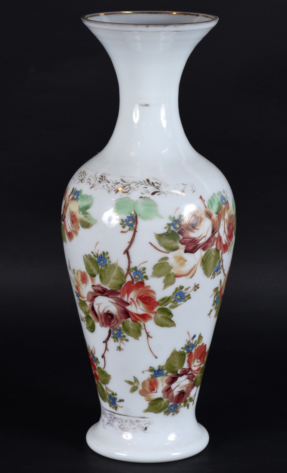 Grande vaso de opalina branca com flores em policromia. (pequeno... - foto 1 de 6