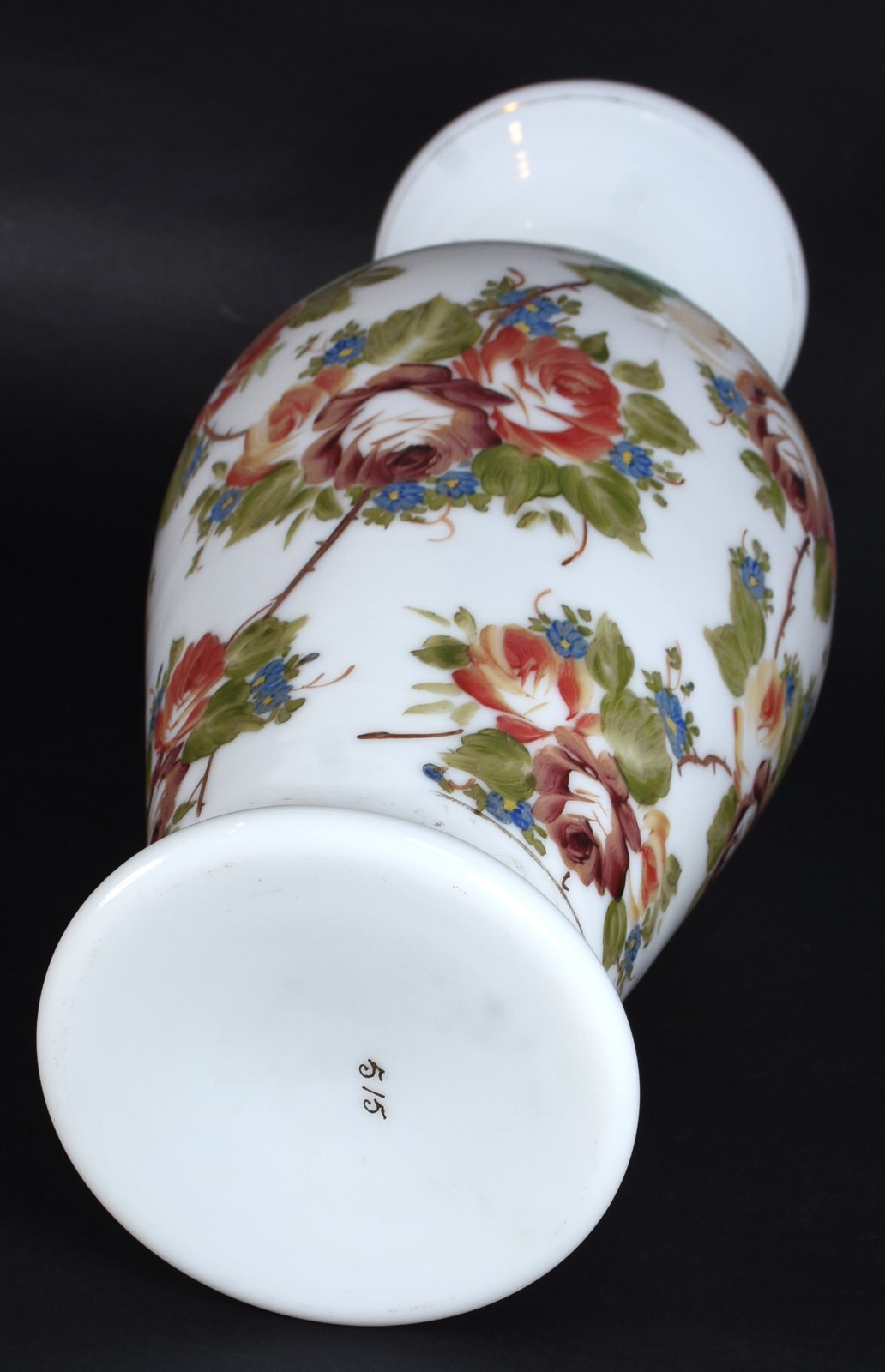 Grande vaso de opalina branca com flores em policromia. (pequeno... - foto 4 de 6
