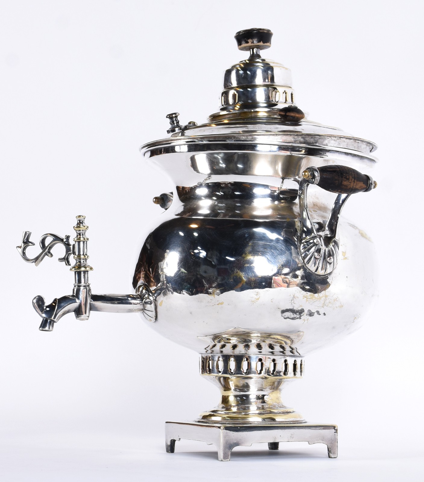Samovar russo de metal prateado, com desgastes. - foto 2 de 4