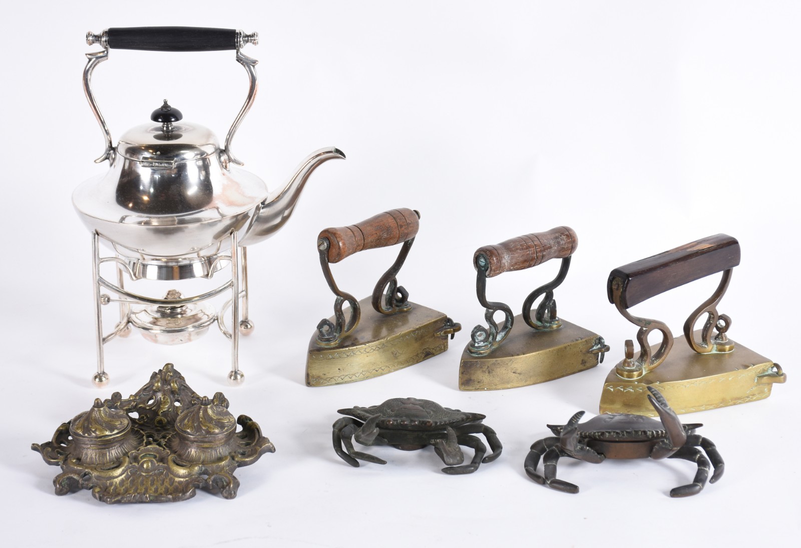 Diversas peças, sendo: samovar de metal prateado, 3 antigos ferros de... - foto 1 de 6