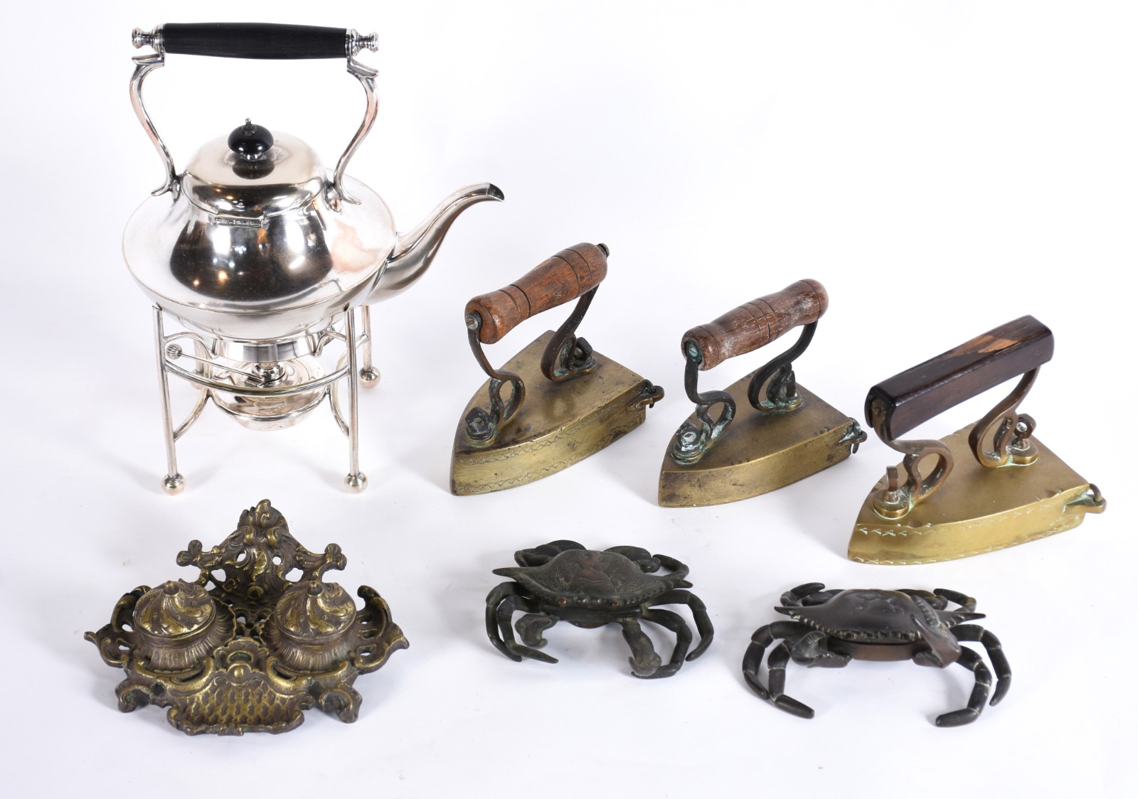 Diversas peças, sendo: samovar de metal prateado, 3 antigos ferros de... - foto 2 de 6