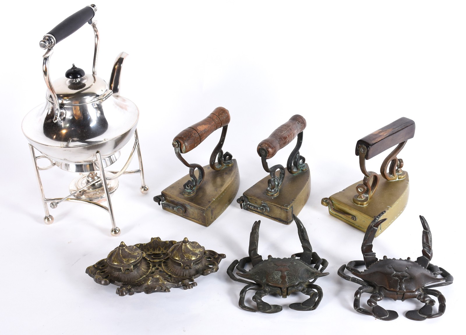 Diversas peças, sendo: samovar de metal prateado, 3 antigos ferros de... - foto 3 de 6