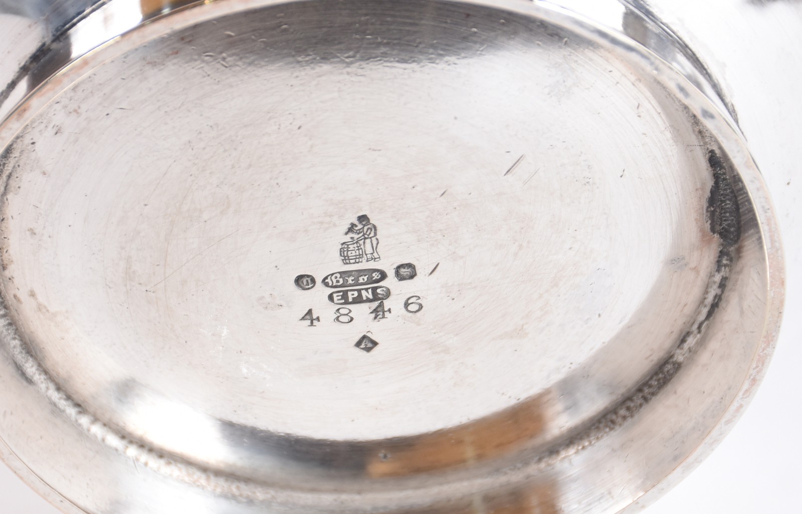 Diversas peças, sendo: samovar de metal prateado, 3 antigos ferros de... - foto 4 de 6