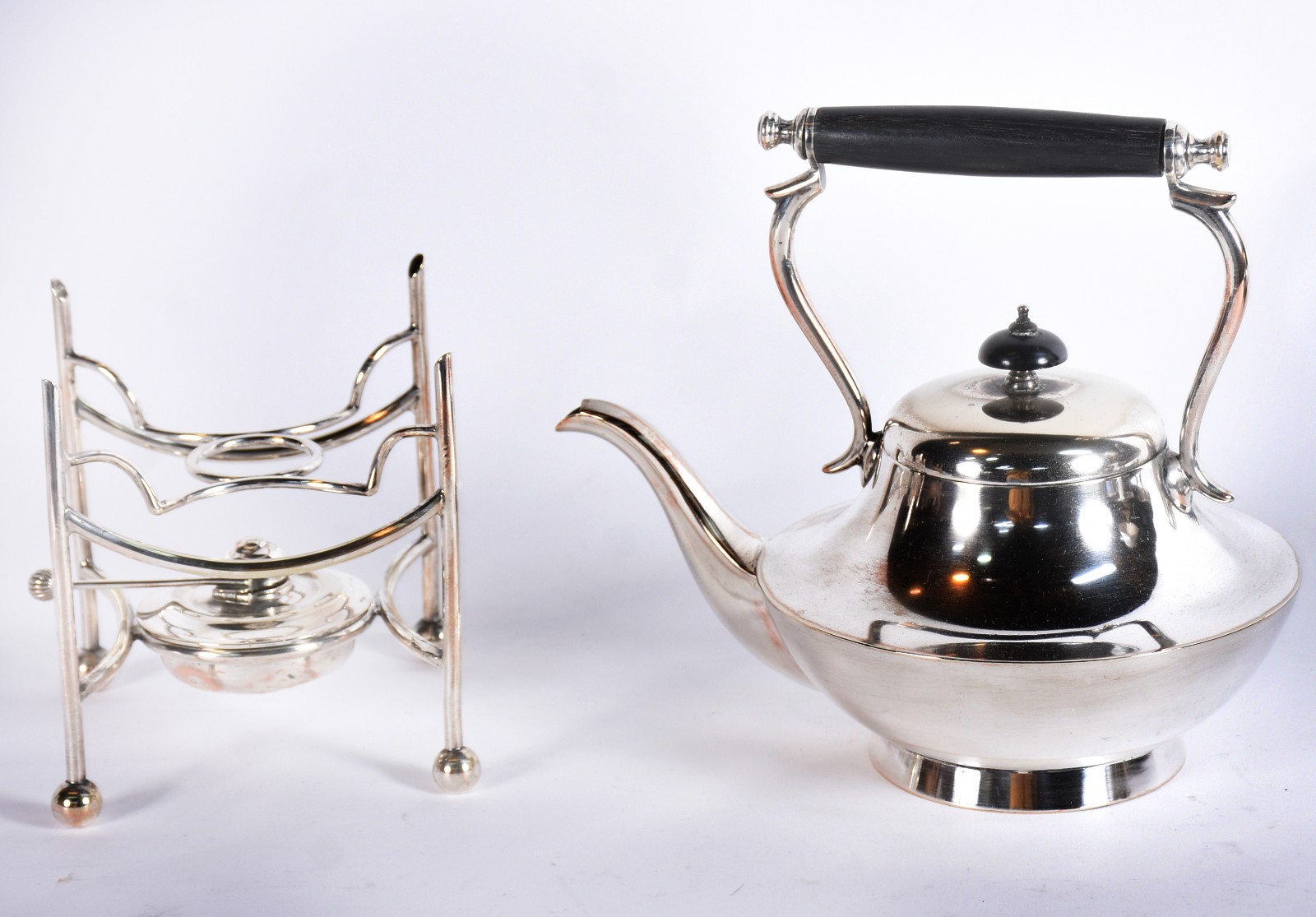 Diversas peças, sendo: samovar de metal prateado, 3 antigos ferros de... - foto 6 de 6