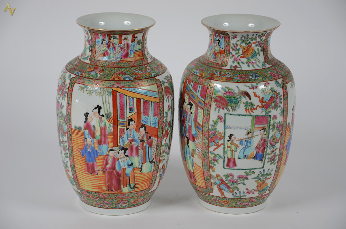 Par de vasos em porcelana chinesa padrão Mandarim, alt. 29 cm.